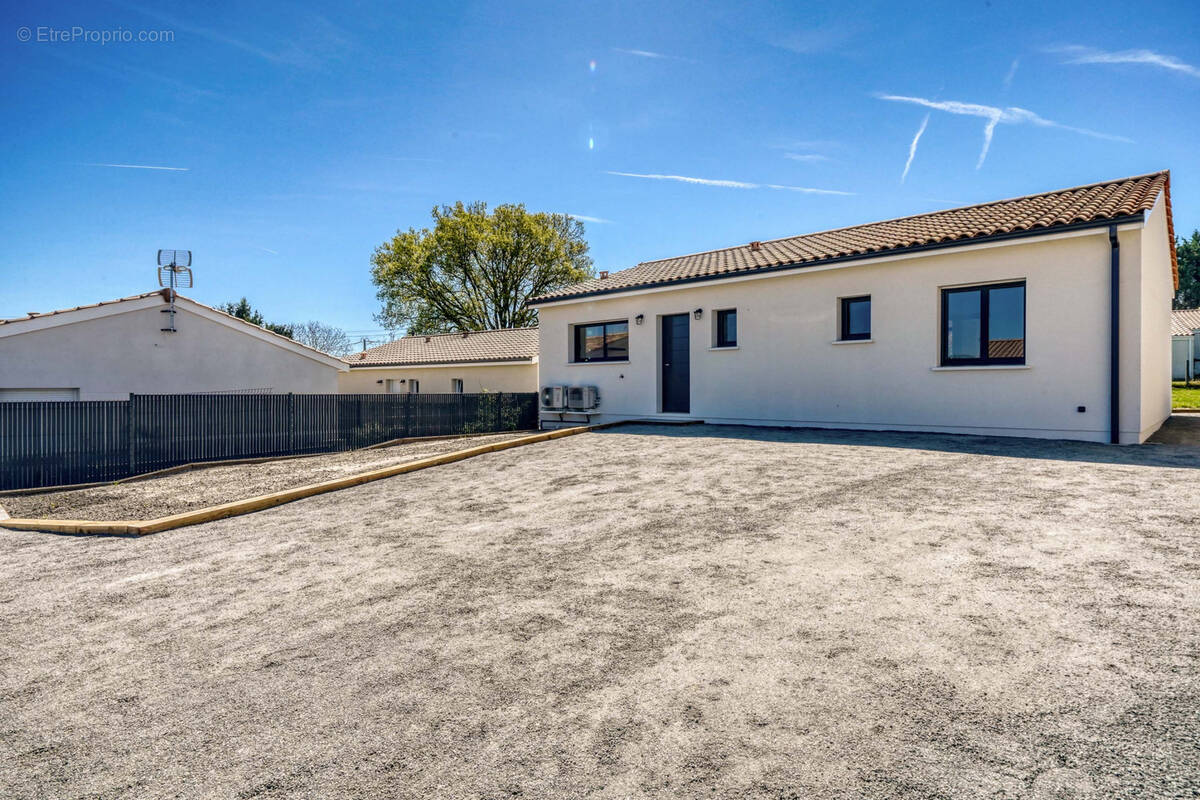 Maison à MONTLIEU-LA-GARDE