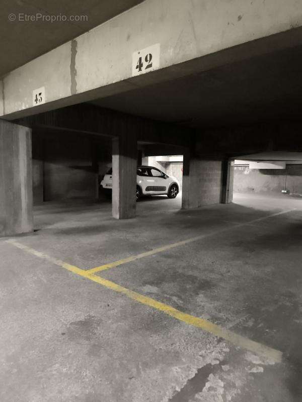 Parking à PARIS-20E