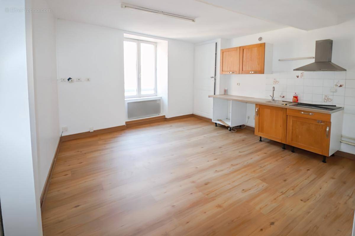 Appartement à SAINT-ETIENNE-DE-SAINT-GEOIRS