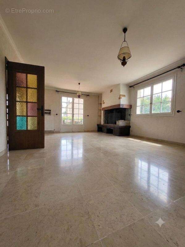 Maison de 226 m2 dans le centre de Courtenay - photo 3