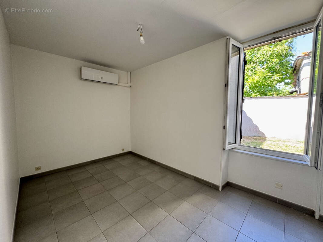 VILLENEUVE SUR LOT, Maison de plain pied avec 2 chambres et jardin proche des commerces. - photo 11