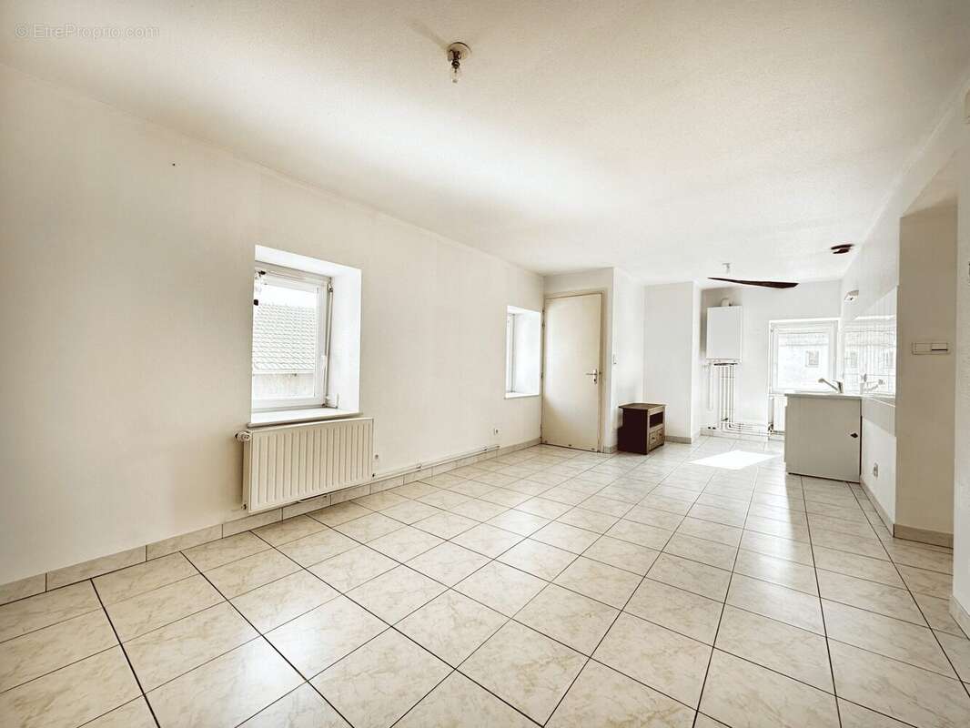 Séjour T3 - 2e Etage - Appartement à CHAUFFAILLES