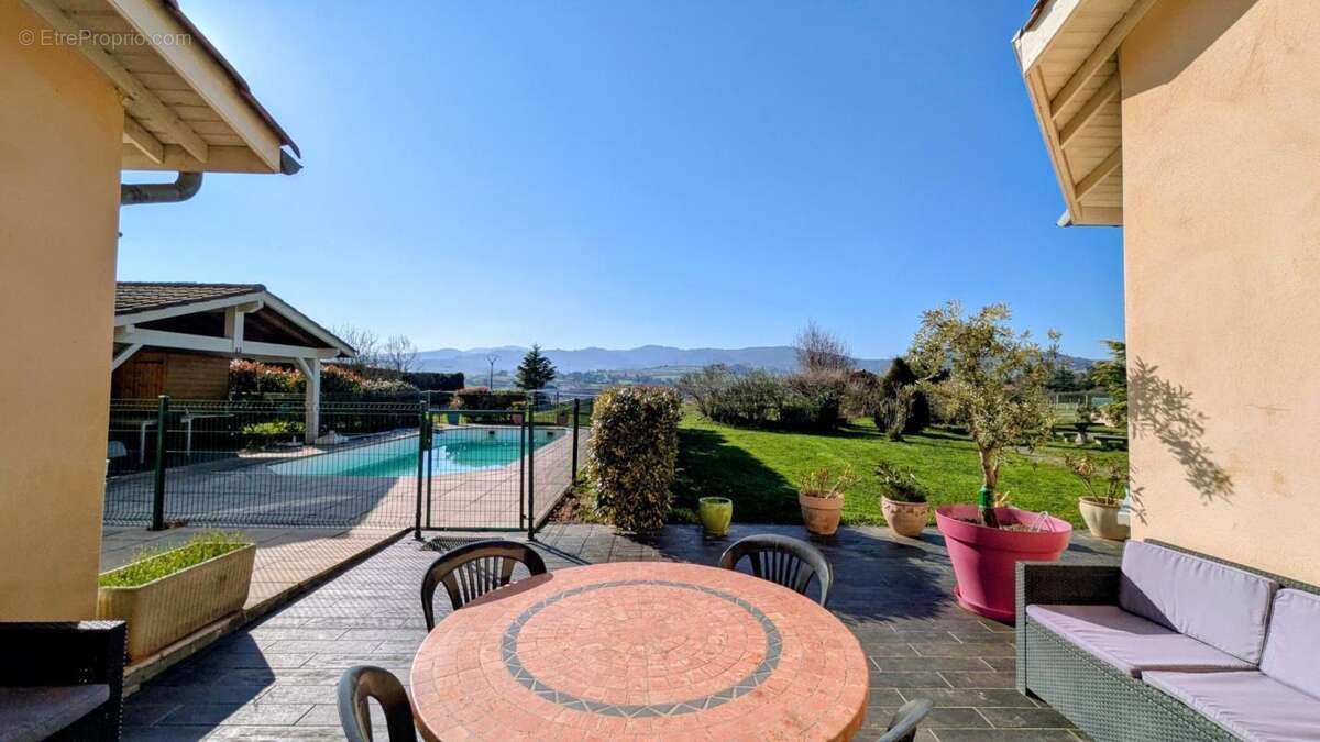 Villa familiale de 212m² - vue Monts du Lyonnais - calme absolu - piscine - grand terrain - photo 18