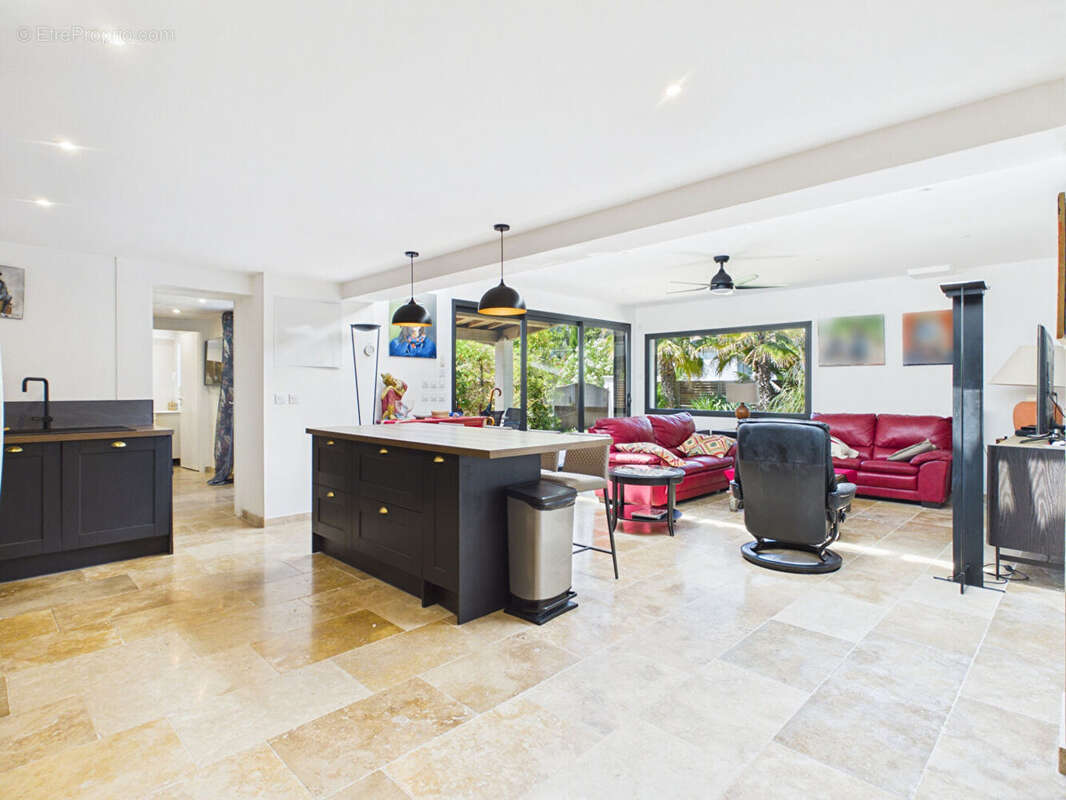 Villa 400 m2  sur 3411m² avec piscine, jacuzzi et dépendances - photo 9