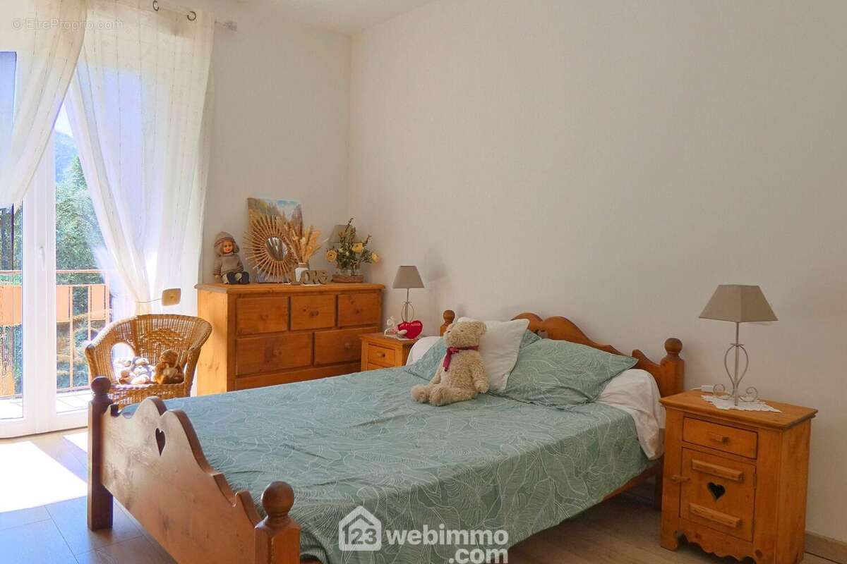 La partie nuit dispose de 3 chambres. Celle-ci est très lumineuse avec son ouverture sur le balcon - Appartement à UGINE