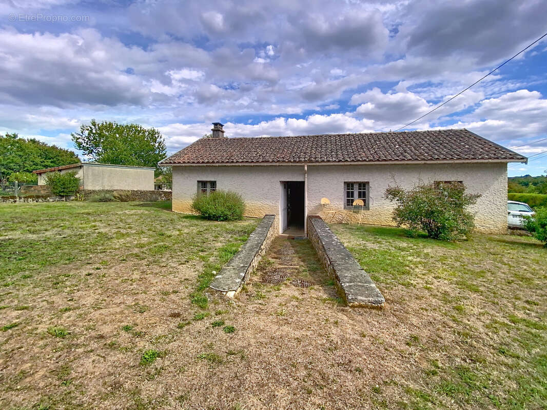 Périgord vert : Grande bâtisse rénovée de 155 m2 et 80 m2 de dépendances. - photo 12