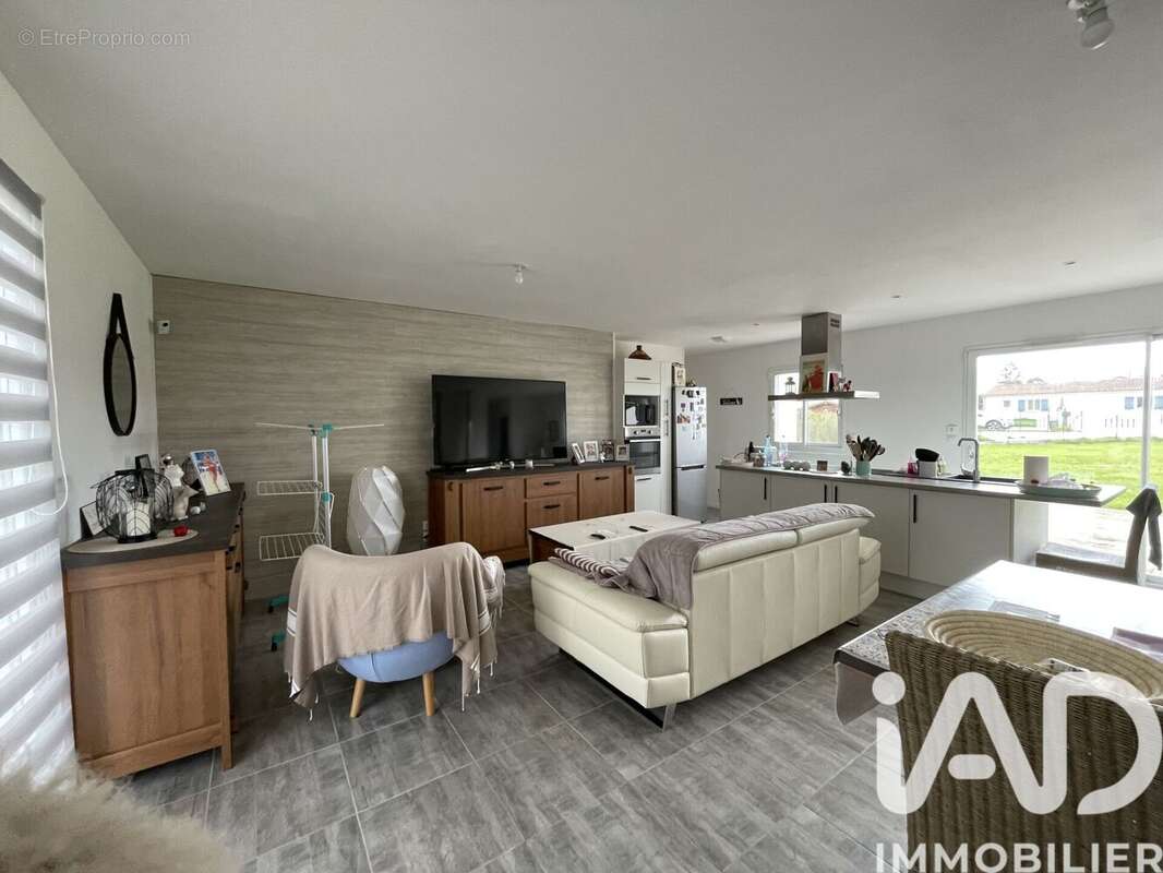 Maison 98 m² à Germignac  - photo 4