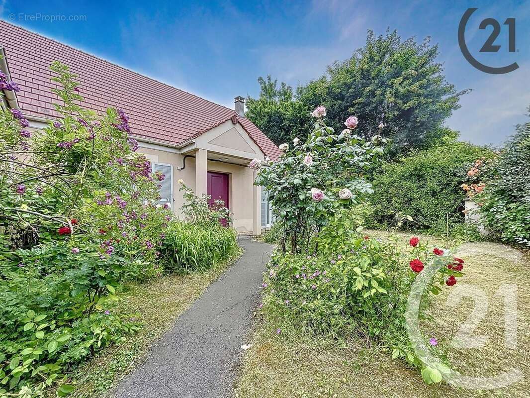 Maison à SAVIGNY-LE-TEMPLE