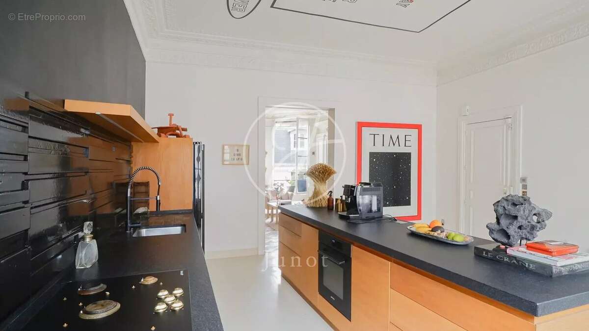 Appartement à PARIS-1E