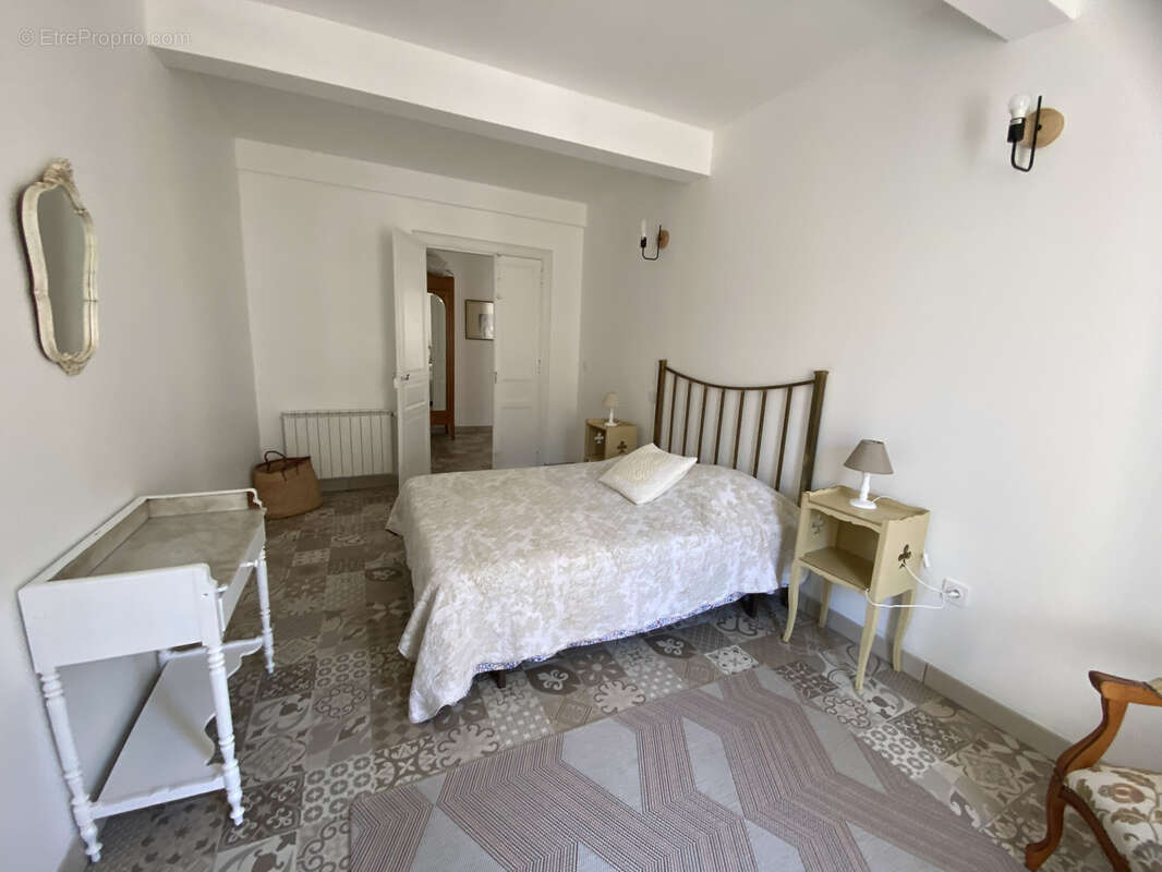 Maison à MONTOULIERS