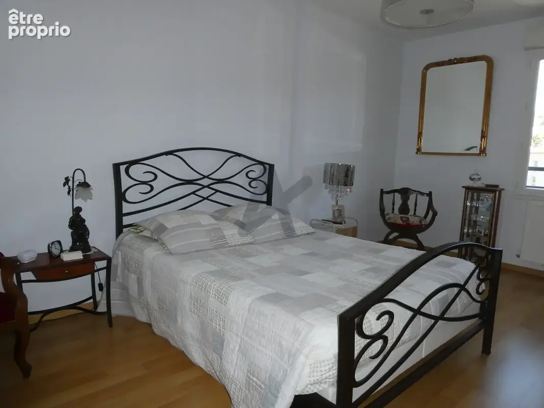 Très bel appartement dernier étage avec balcon, vue dominte et garage. - photo 11
