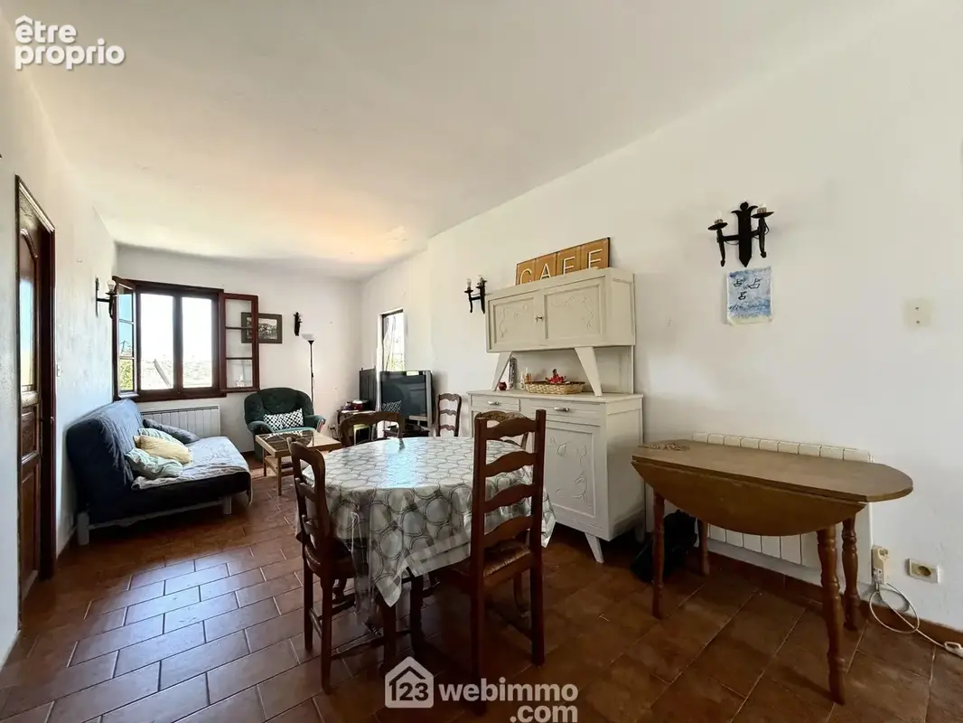 La pièce de vie mesure 24 m2 + accès terrasse
