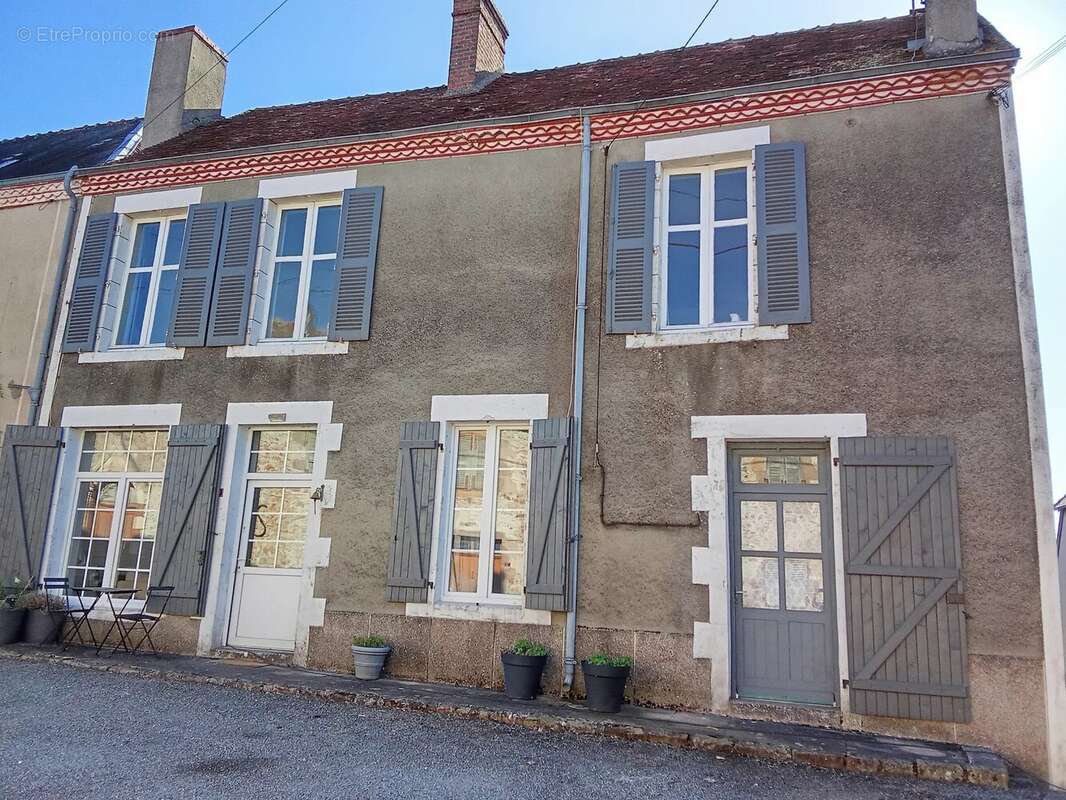 Maison à LUSSAC-LES-EGLISES