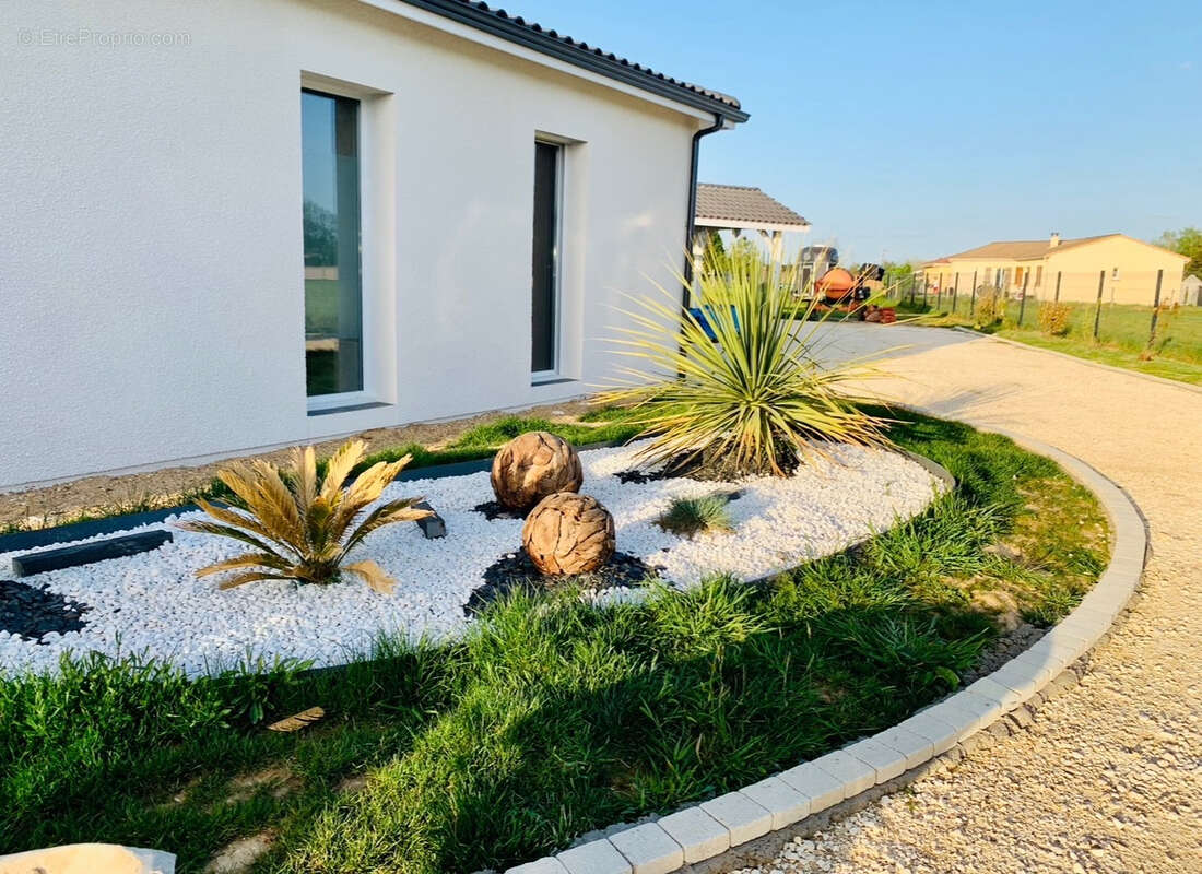 Maison à MENESPLET