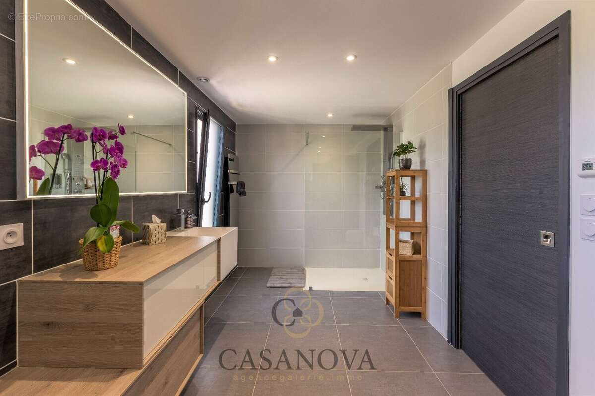 Maison à SAINT-CLEMENT-DE-RIVIERE