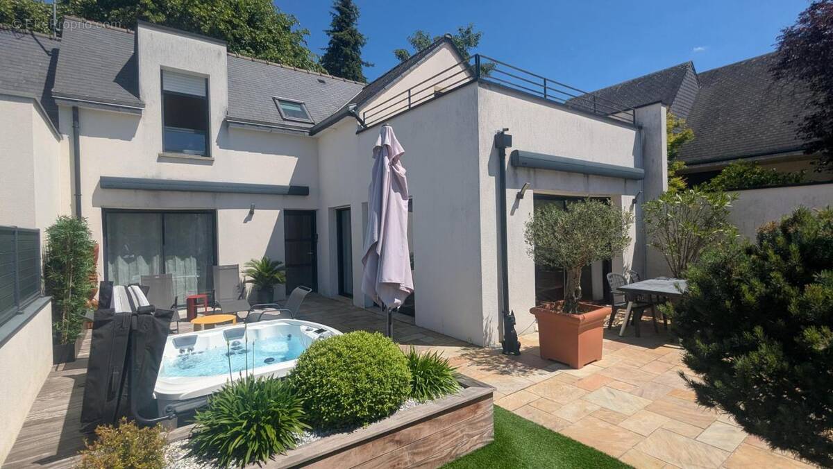 Maison à SAINT-JACQUES-DE-LA-LANDE