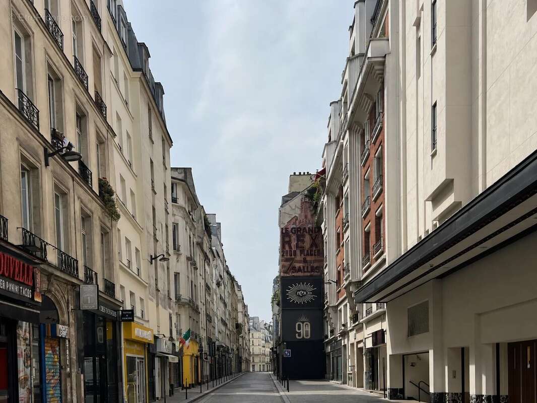 Studio paris iième avec ascenseur - photo 2