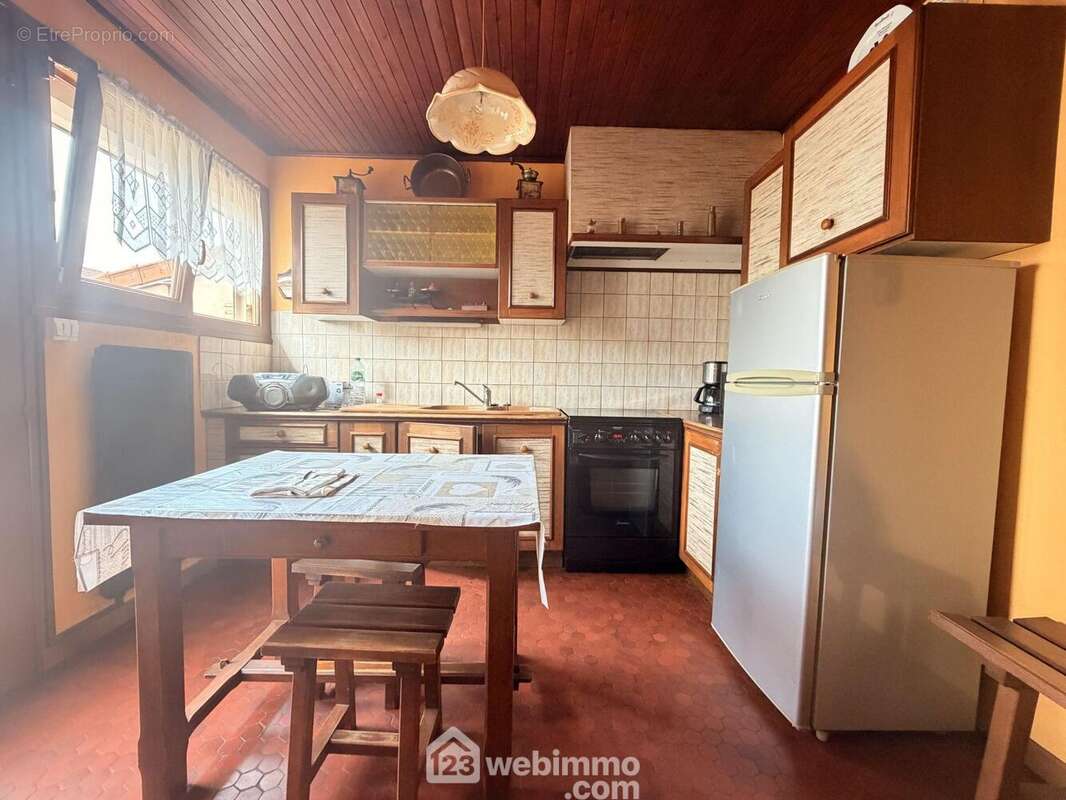 A ses cotés, la cuisine - Maison à LAON