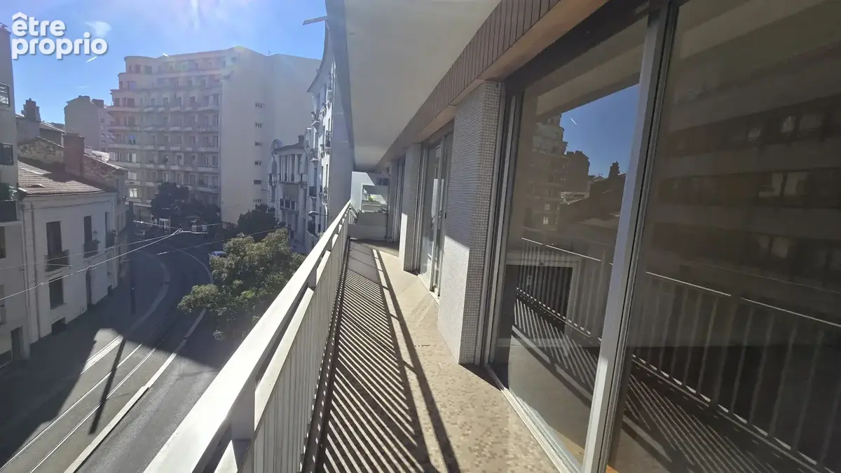 Saint-Étienne — 8 avenue du Général Leclerc : lumineux 4 pièces de 106 m2 avec grand balcon, dans une copropri - photo 3