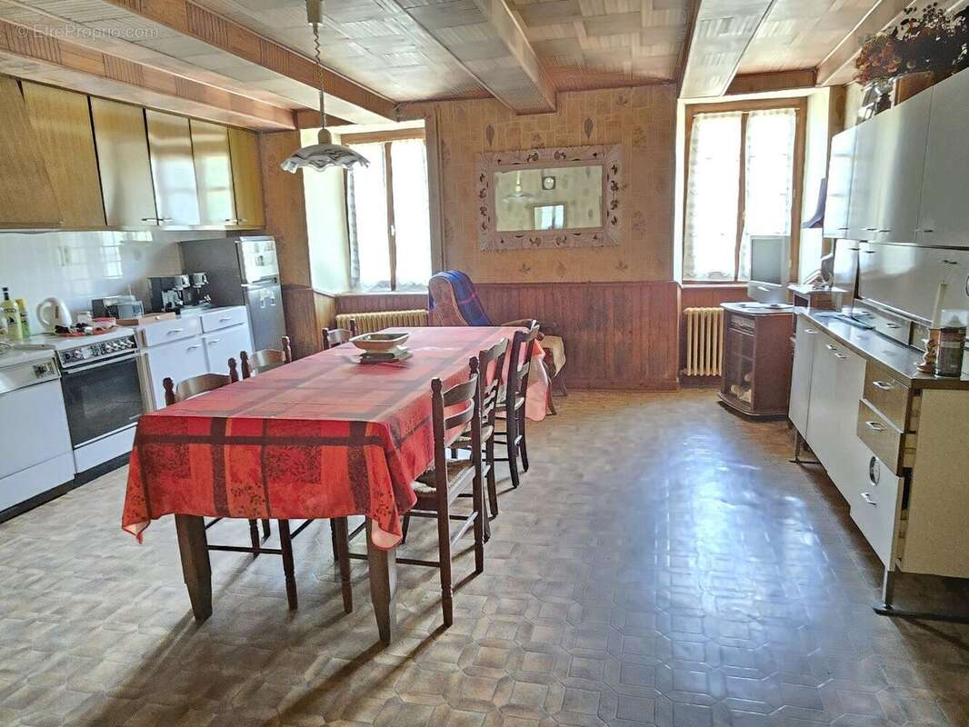 Corps de ferme avec maison, appartement et dépendances - Durenque - photo 8