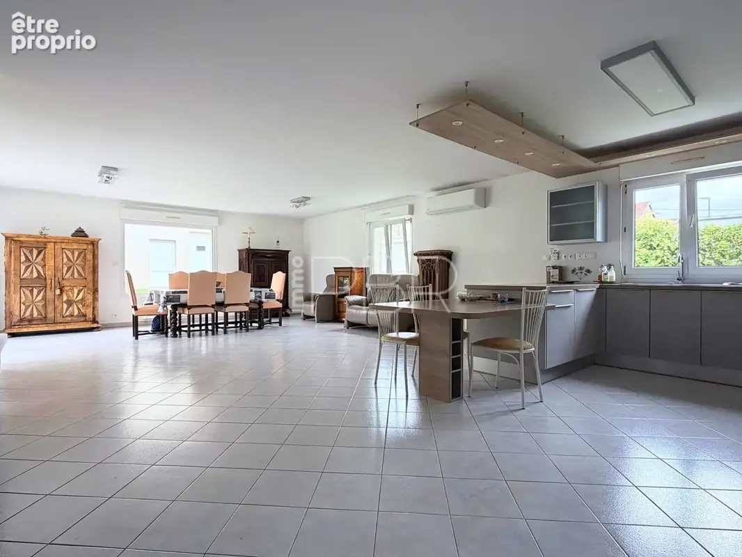 Maison de type 6 avec double garage, jardin et dépendance - photo 5