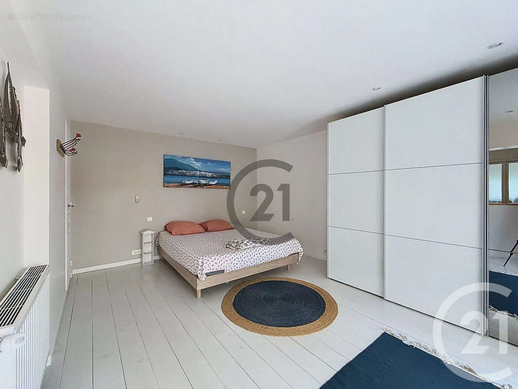 Maison 191 m² à Saint-Julien-Les-Villas  - photo 6