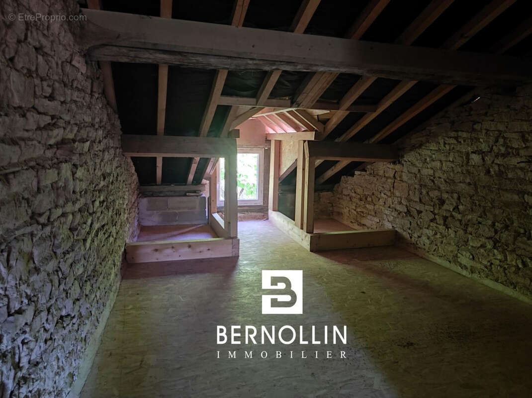 Maison à COURMANGOUX