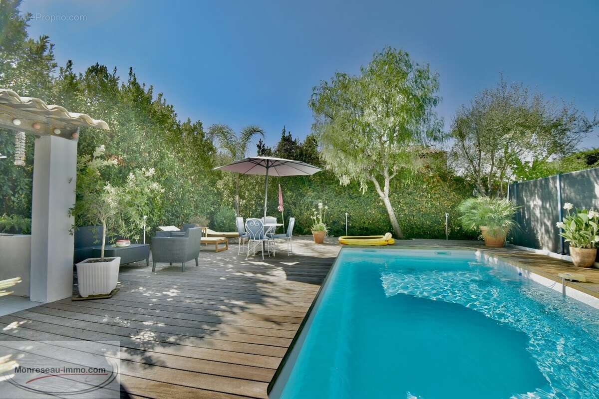 Maison à LA ROQUETTE-SUR-SIAGNE