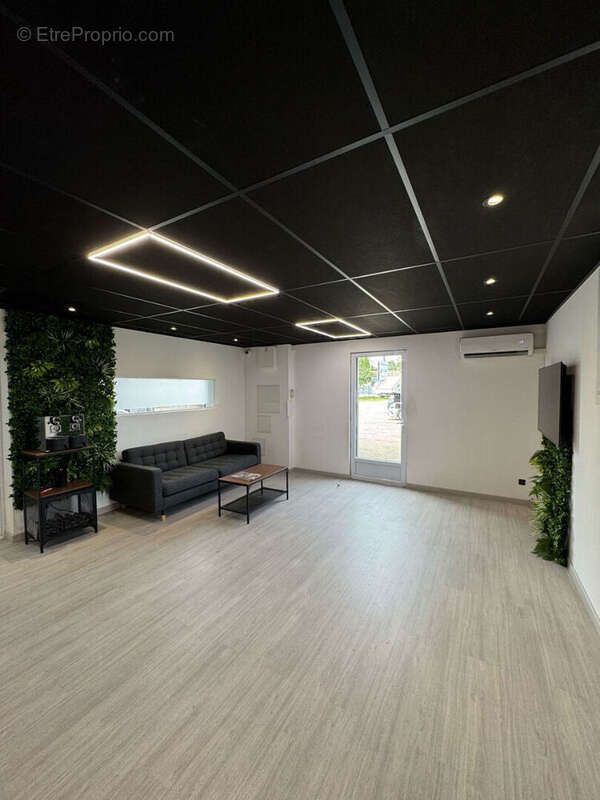 Commerce 210 m² à Salon-De-Provence  - photo 3