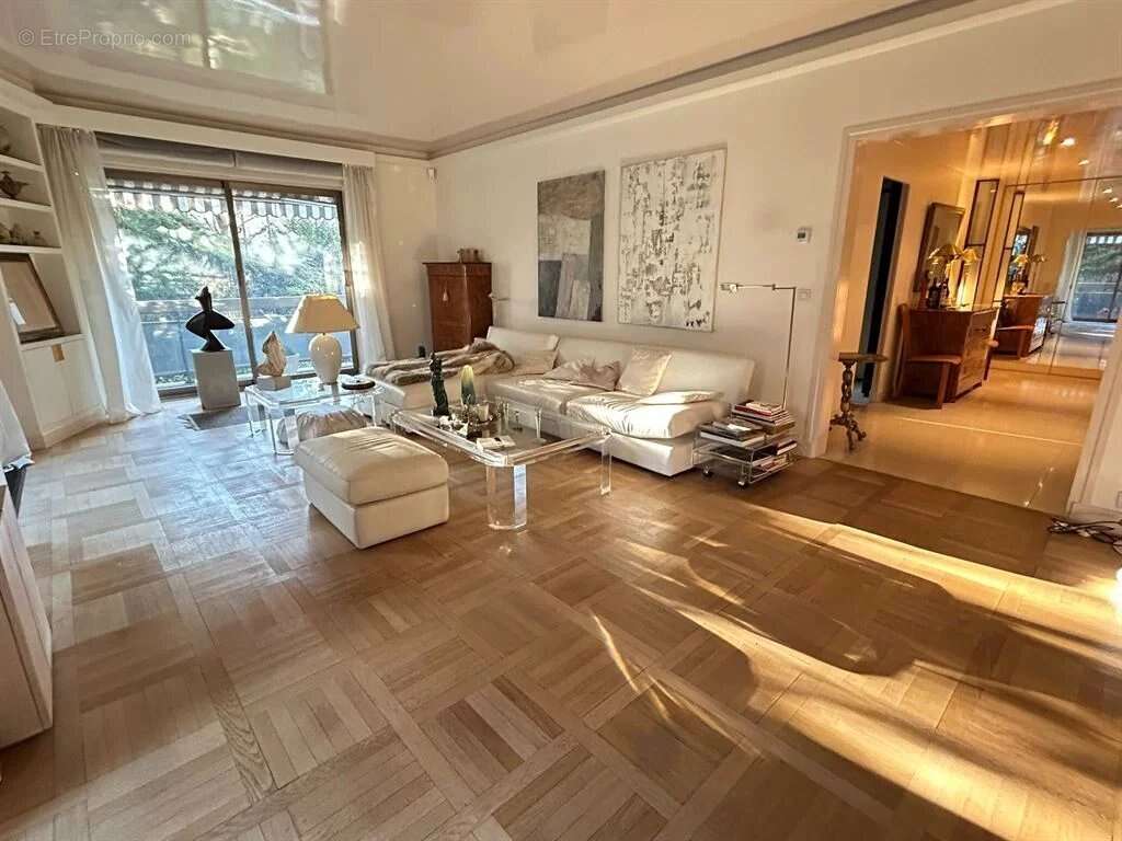 Appartement à NEUILLY-SUR-SEINE