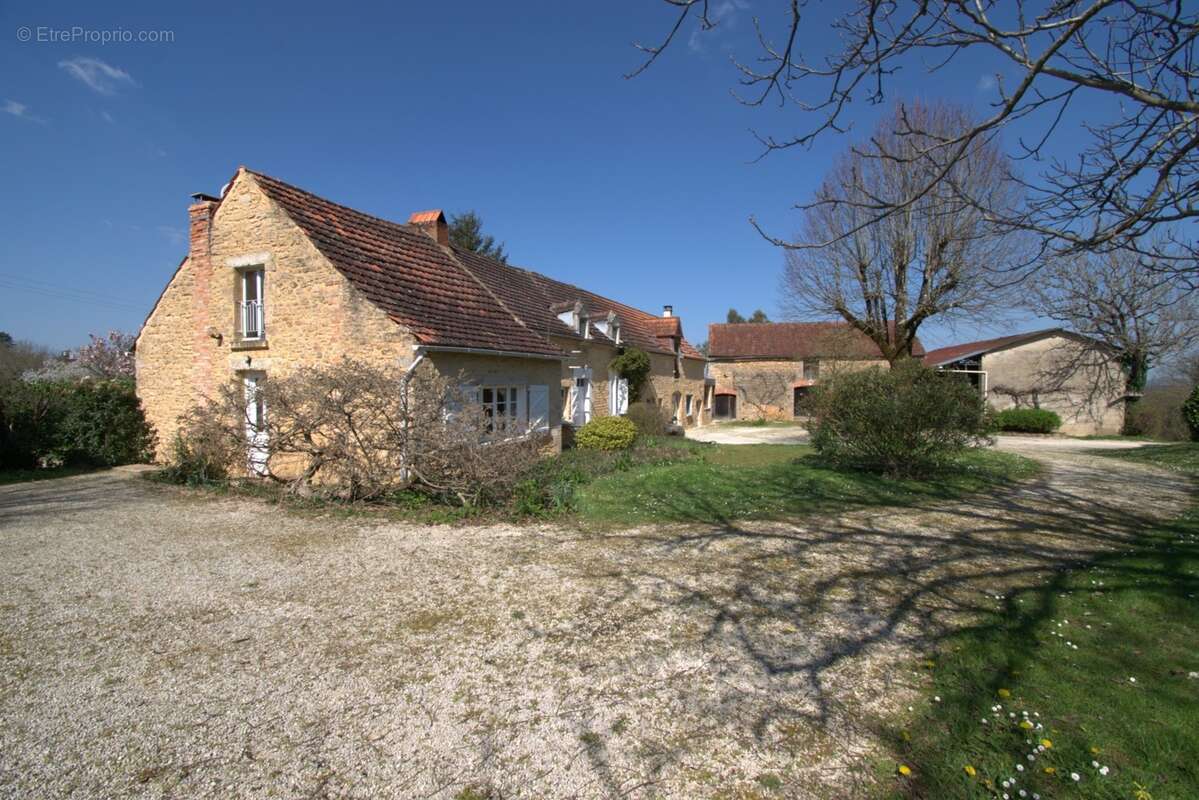 SAINT GENIES (24), vente propriété 277 m2 sur 4 ha, gîtes en activité - photo 3