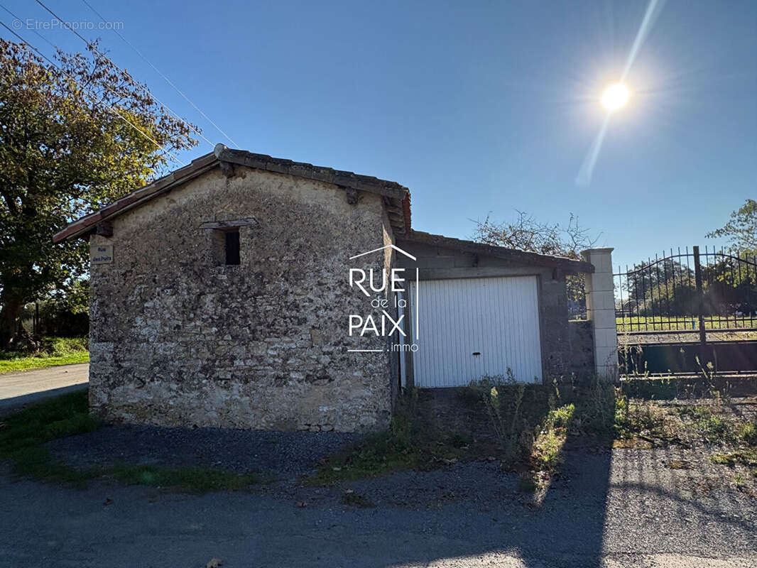 Ancien corps de ferme avec dépendances - photo 8
