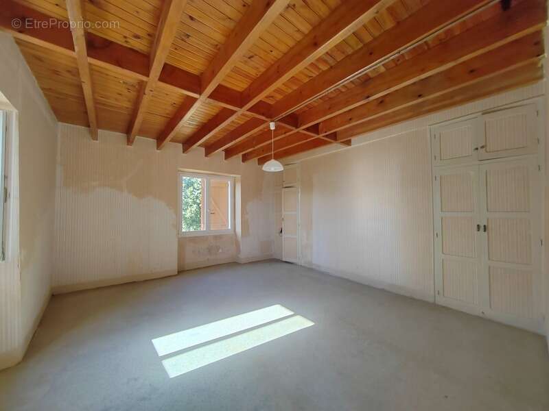 Située à MIRAMONT LATOUR, maison à rénover avec vue panoramique - photo 12