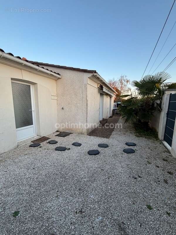 Maison à ROULLET-SAINT-ESTEPHE