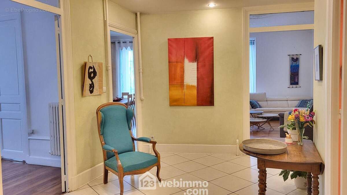 Il offre une entrée spacieuse de 11,13 m2... - Appartement à GRENOBLE