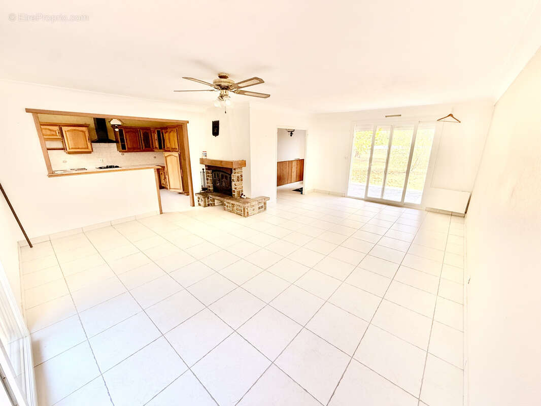 A vendre a saint aignan de grand lieu - maison de 117 m2 - 5 chamres + garage - possibilite de creer 2 logemen - photo 2