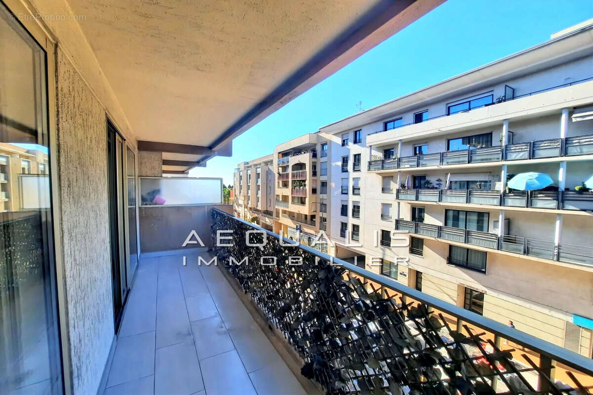 Appartement à SAINT-LAURENT-DU-VAR