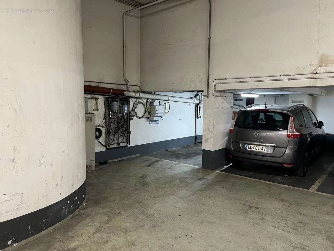 Parking à PARIS-16E