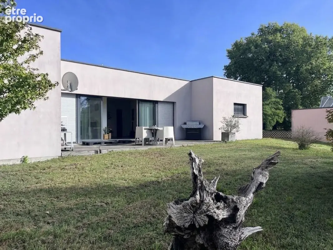 Maison d'architecte de plain-pied de 108 m² : garage double et terrasse. - photo 1