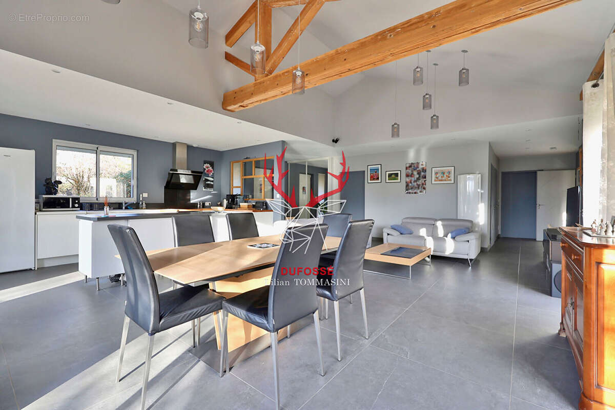 Maison à LA TOUR-DE-SALVAGNY