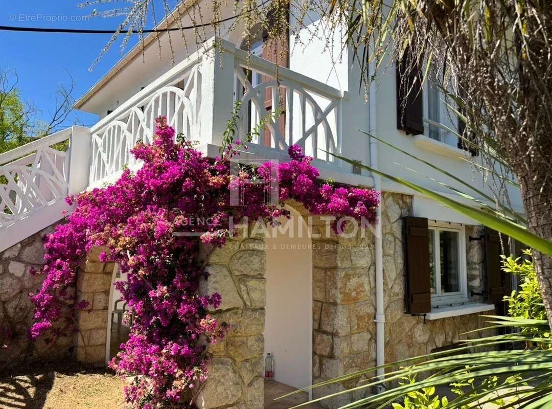 Maison à CHATEAUNEUF-GRASSE