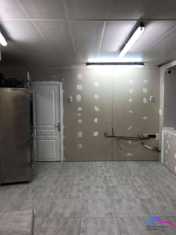 arrière cuisine du bar a aménager - Maison à LIGNIERES