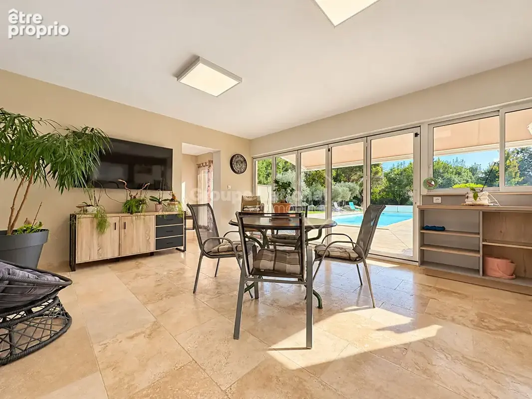 Salon-de-Provence (Bel-Air) : Propriété sur 5000 m² avec piscine - photo 9