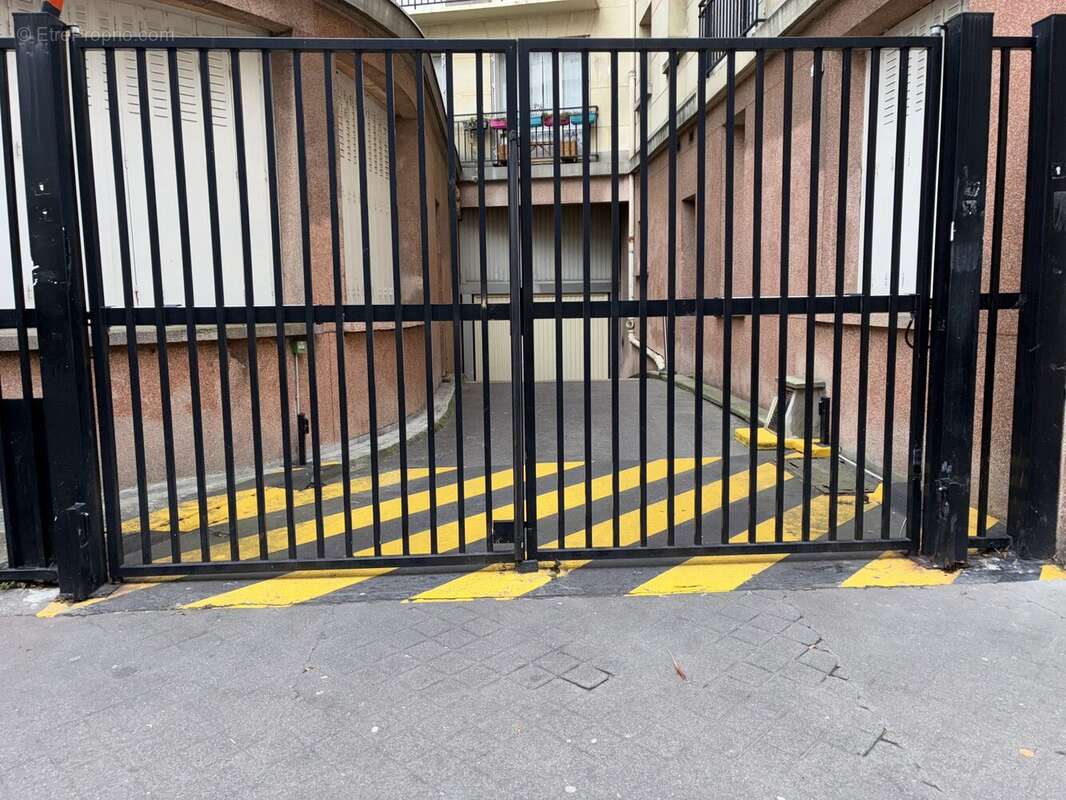 Parking à PARIS-11E