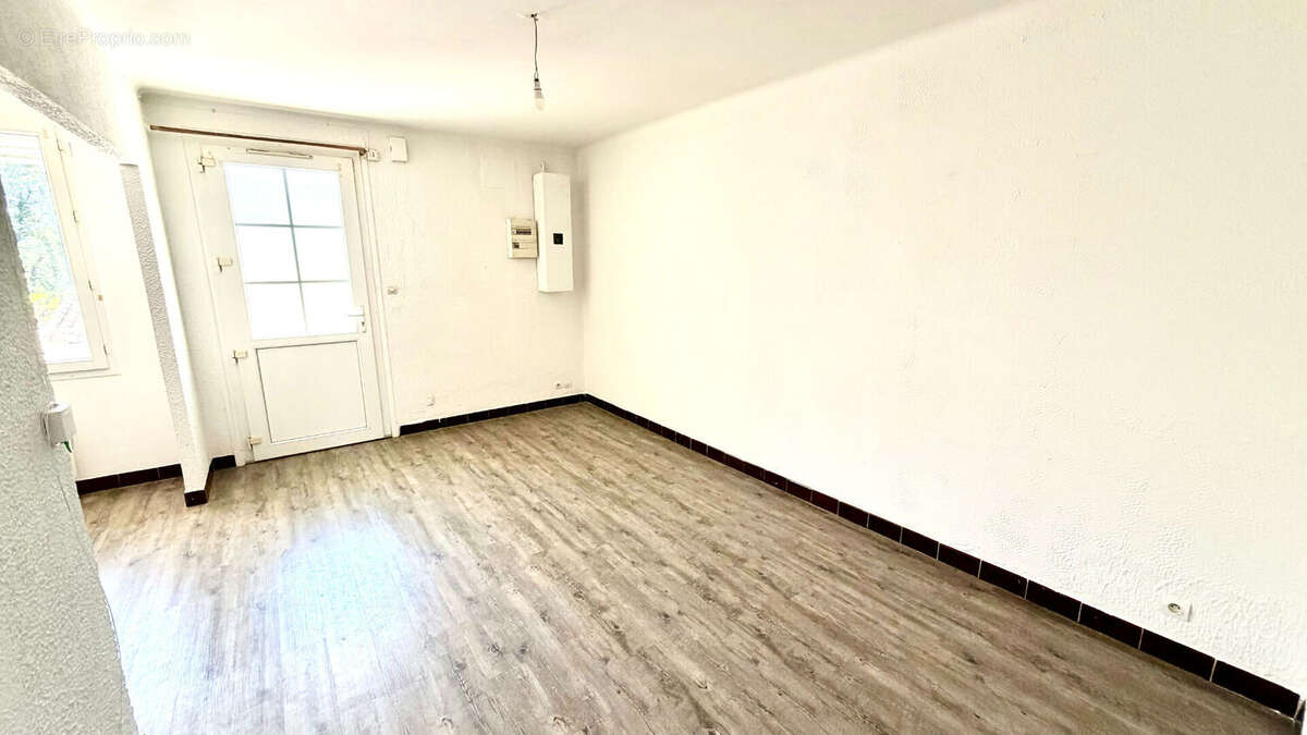 Appartement à ENTRAIGUES-SUR-LA-SORGUE