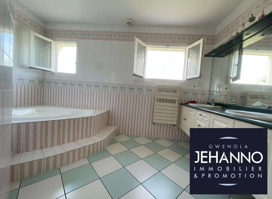 Maison 138 m² à Saint-Ave  - photo 6