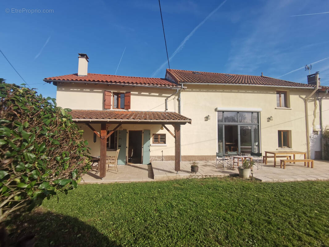 Maison à CHERVES-CHATELARS
