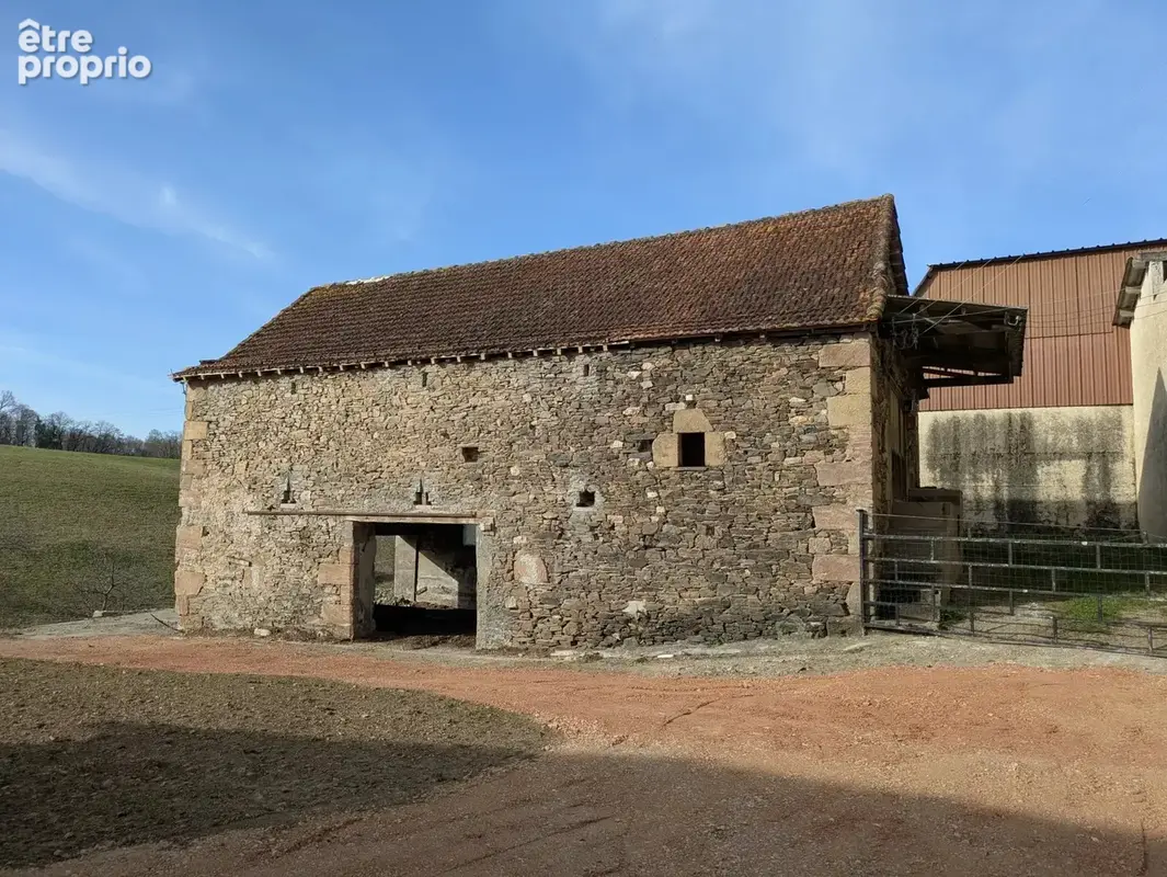 Un joyau rural — ferme, appartement, granges et 1,6 hectare. - photo 16
