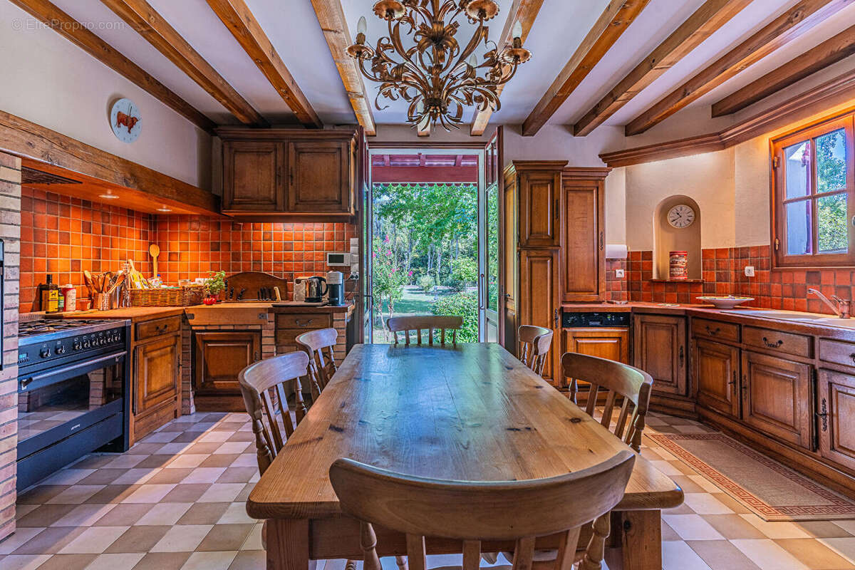Maison de style basque alliant charme et élégance - photo 10