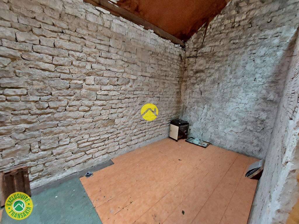 Maison avec dépendance et terrains - photo 15
